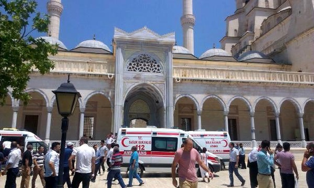 Adana'da Sabancı Merkez Camii, 'Canlı Bomba' İddiasıyla Boşaltıldı