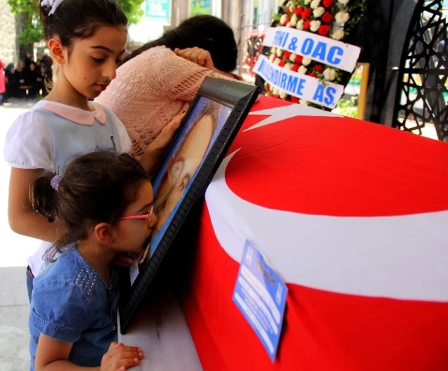 Havalimanı Saldırısında Ölen Babaya Kızlarından Son Öpücük