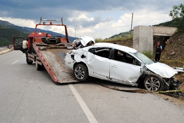 Bayram Tatili Yolunda Kaza: 2 Ölü, 3 Yaralı