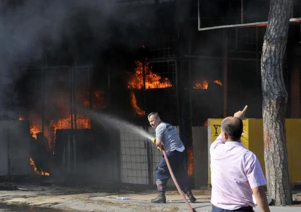 Antalya Sanayi Sitesi'nde Çıkan Yangında 10 İşyeri Yandı