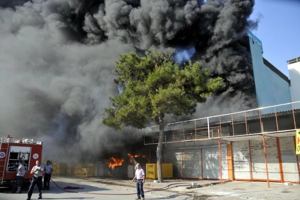 Antalya Sanayi Sitesi'nde Çıkan Yangında 10 İşyeri Yandı