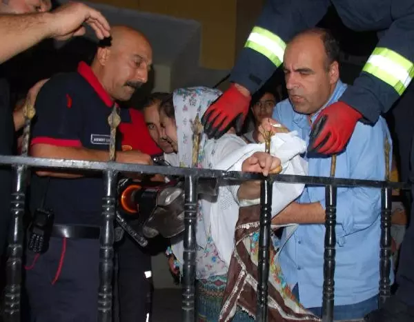 14 Yaşındaki Fatma'nın Eline Korkuluk Demiri Saplandı