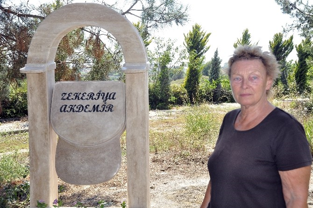 Şapkasız Çıkmayan Kocasının Mezar Taşını Şapka Şeklinde Yaptırdı