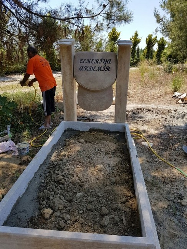 Şapkasız Çıkmayan Kocasının Mezar Taşını Şapka Şeklinde Yaptırdı