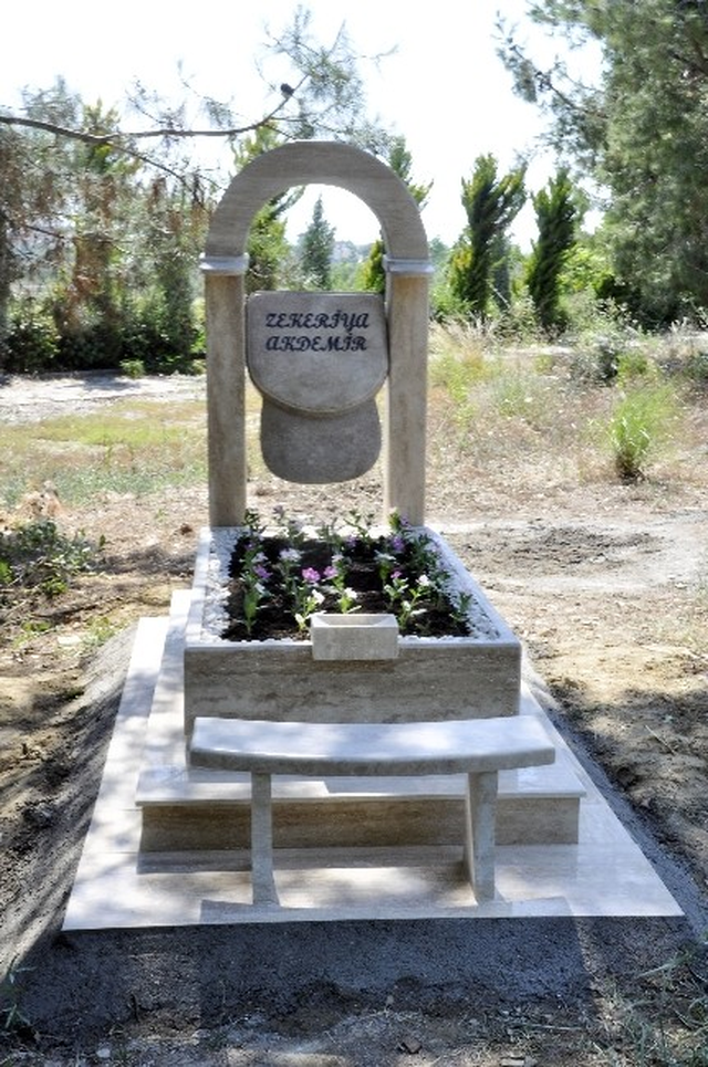 Şapkasız Çıkmayan Kocasının Mezar Taşını Şapka Şeklinde Yaptırdı