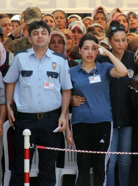 Şehit Eşini Asker Selamıyla Uğurladı: Kanı Üzerimde Kaldı