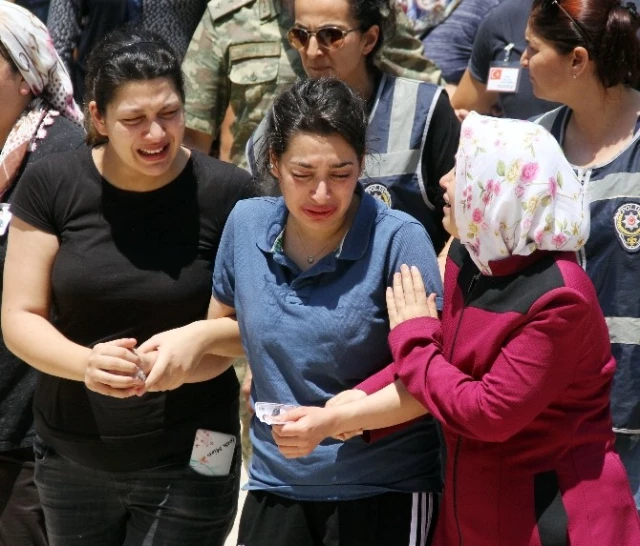 Şehit Eşini Asker Selamıyla Uğurladı: Kanı Üzerimde Kaldı