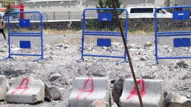 Doğubayazıt Emniyet Müdürlüğü'nün Güvenliği İçin Hendek Kazıldı