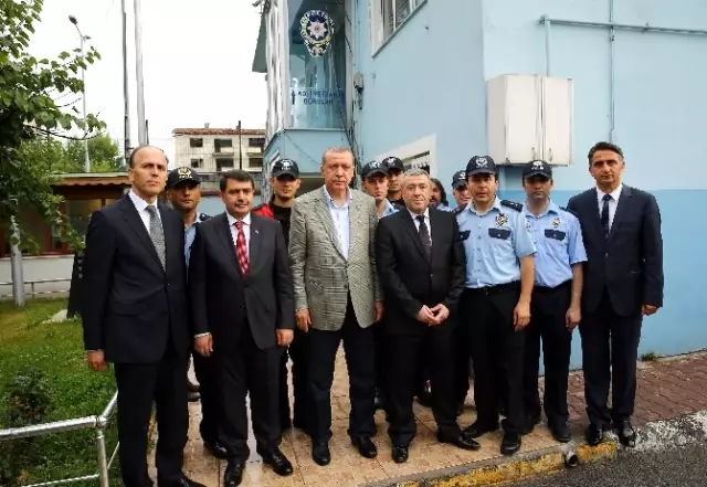 Cumhurbaşkanı Erdoğan, Bayram Namazı Sonrası Polislerle Bayramlaştı