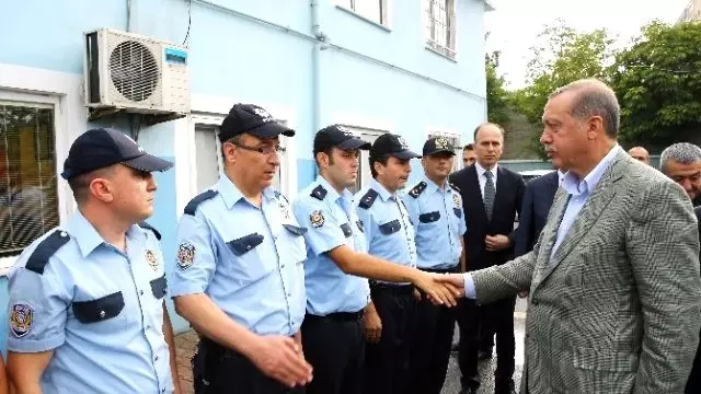 Cumhurbaşkanı Erdoğan, <a class='keyword-sd' href='/bayram-namazi/' title='Bayram Namazı'>Bayram Namazı</a> Sonrası Polislerle Bayramlaştı