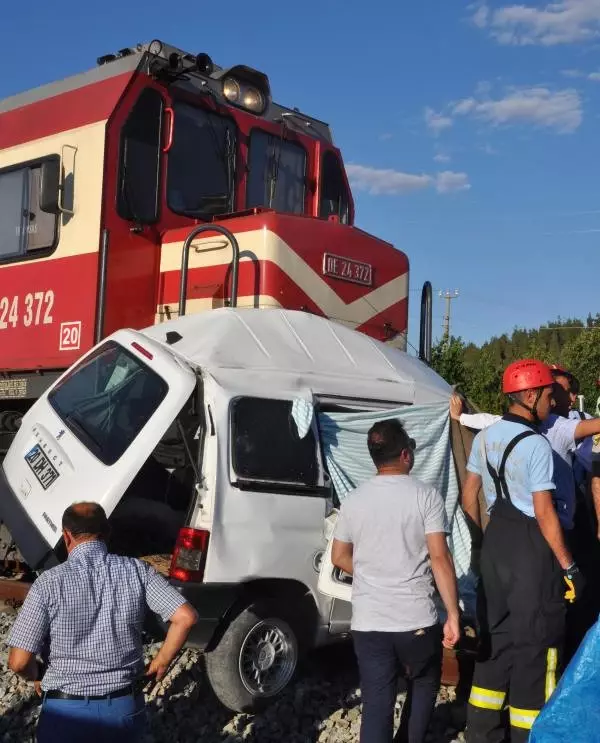 Denizli'de Tren Otomobile Çarptı, Aynı Aileden 4 Kişi Öldü