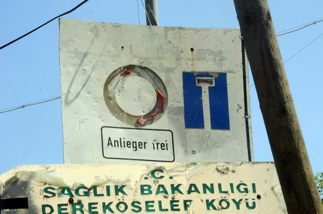 Köyde Trafik Tabelaları Almanca Yazıyor