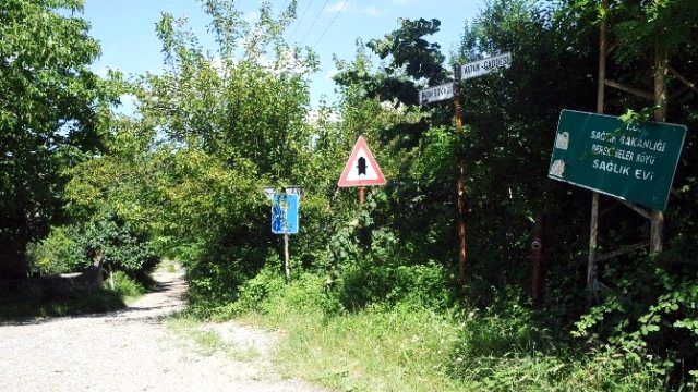 Köyde Trafik Tabelaları Almanca Yazıyor