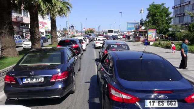 Çanakkale'de 6 Feribot Yetmedi Trafik Şehir İçine Ulaştı