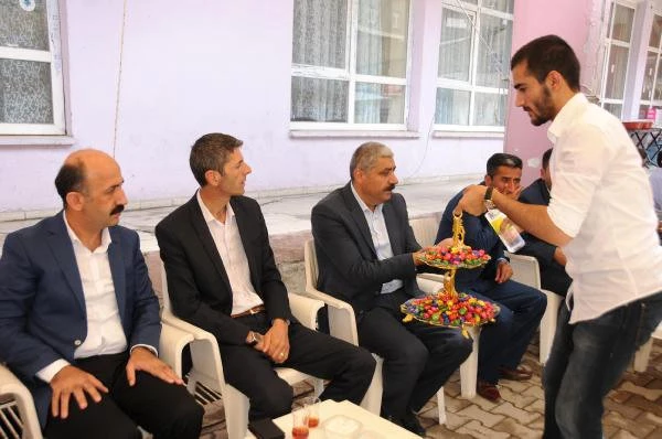 HDP'liler Bayramlaşma Töreninde Polislere Şeker İkram Etti