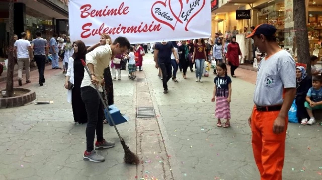 Sokak Ortasında Konfetili Evlilik Teklifine Temizlik Cezası