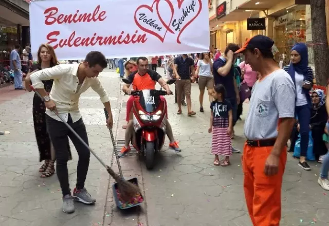 Sokak Ortasında Konfetili Evlilik Teklifine Temizlik Cezası