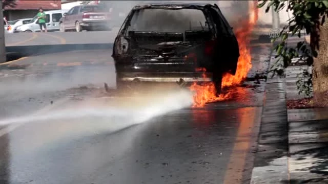 Bir Anda Alev Alan Araçtan Son Anda Kurtuldular