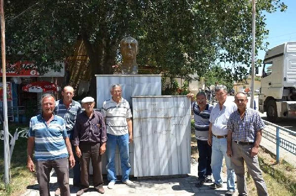 Denizli'de Atatürk Heykeli Önüne Tabela Dikilmesine Tepki