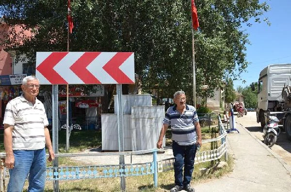 Denizli'de Atatürk Heykeli Önüne Tabela Dikilmesine Tepki