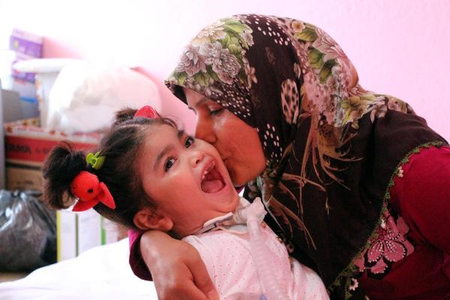 Fedakar Anne, Doktorların 2.5 Yıl Ömür Biçtiği Kızını Sevgisiyle Yaşatıyor