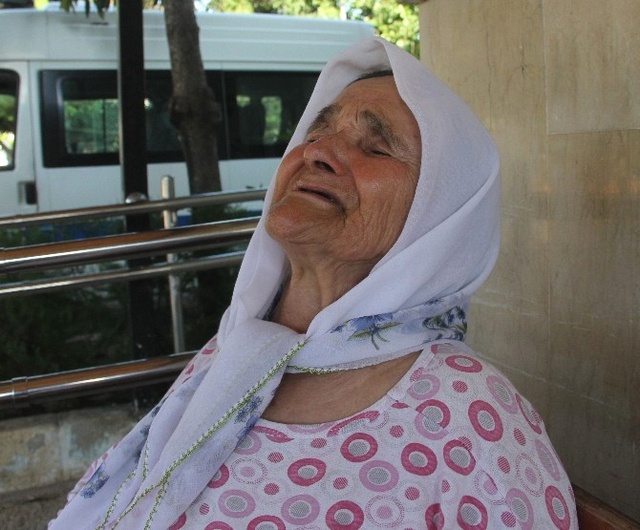 Ortada Kalan Yaşlı Kadına Polis Sahip Çıktı