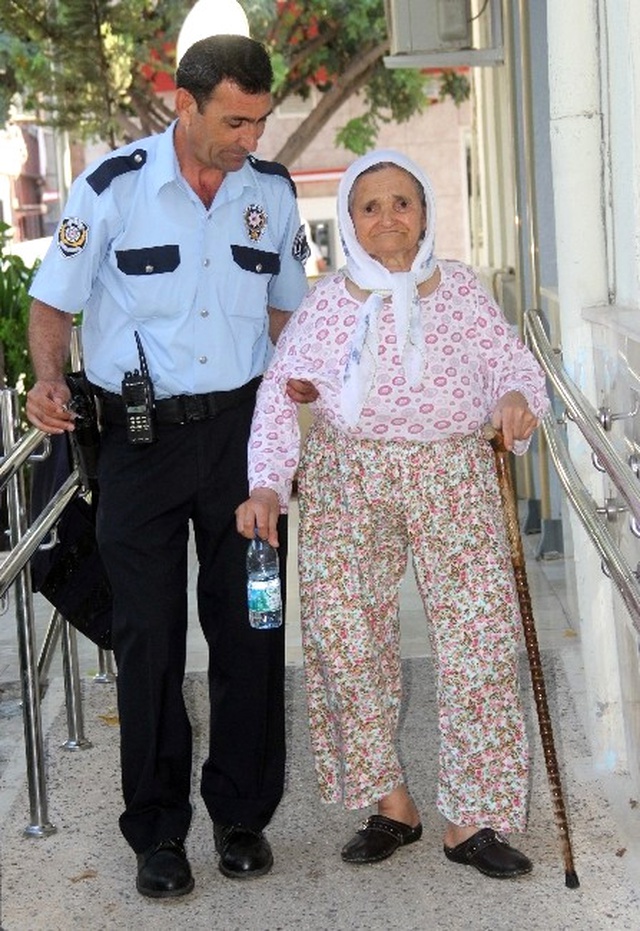 Ortada Kalan Yaşlı Kadına Polis Sahip Çıktı