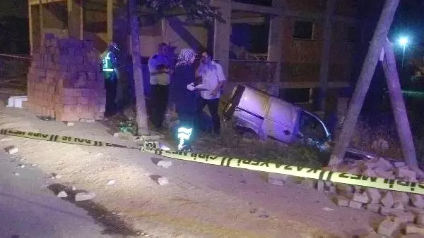 Otomobil İnşaat Alanına Uçtu, Başına Demir Saplanan Sürücü Öldü