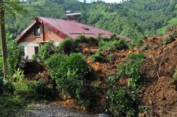 Heyelanda Bir Ev Toprak Altında Kaldı: 2 Yaralı