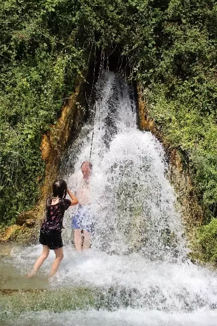 35 Derece Sıcak Havada, 40 Derecelik Termal Suyla Serinliyorlar