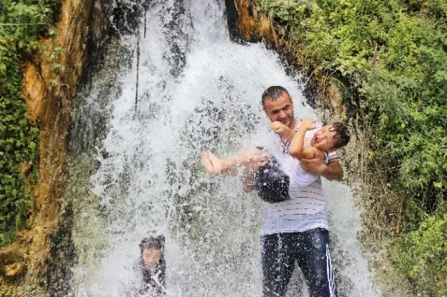 35 Derece Sıcak Havada, 40 Derecelik Termal Suyla Serinliyorlar