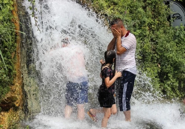 35 Derece Sıcak Havada, 40 Derecelik Termal Suyla Serinliyorlar