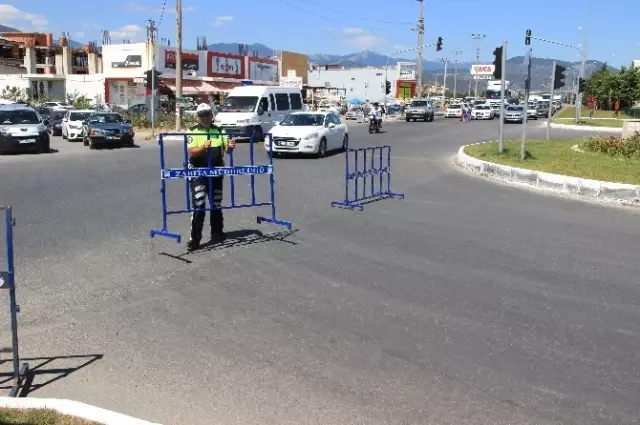 Turistik İlçeye Girişi Önlemek İçin Polis Barikat Kurdu