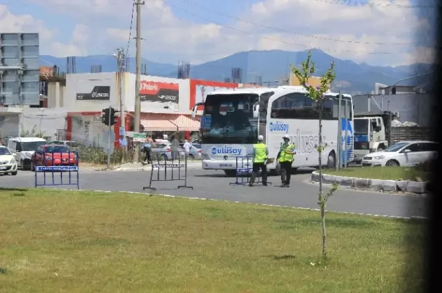 Turistik İlçeye Girişi Önlemek İçin Polis Barikat Kurdu