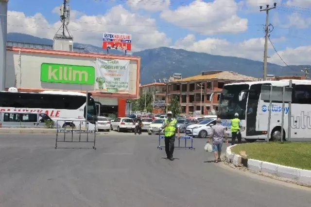 Turistik İlçeye Girişi Önlemek İçin Polis Barikat Kurdu