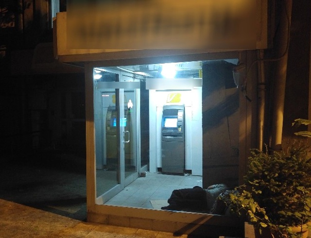 Sıcaklardan Bunaldı, Klimalı ATM'de Uyuyakaldı