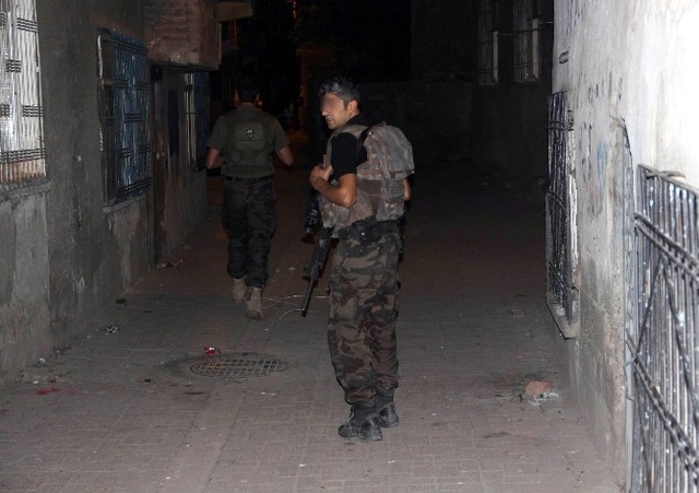 Diyarbakır'da Polise Atmak İçin Hazırladığı <a class='keyword-sd' href='/eyp/' title='Eyp'>Eyp</a> Elinde Patladı