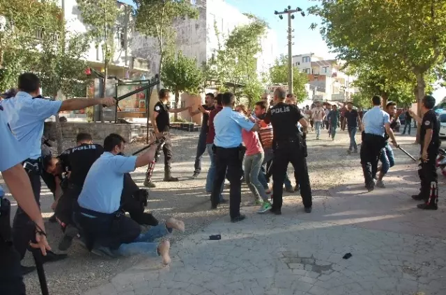 İki Komşu Arasındaki Kavga Büyüdü, Bıçaklar Çekildi: 1 Yaralı 4 Gözaltı