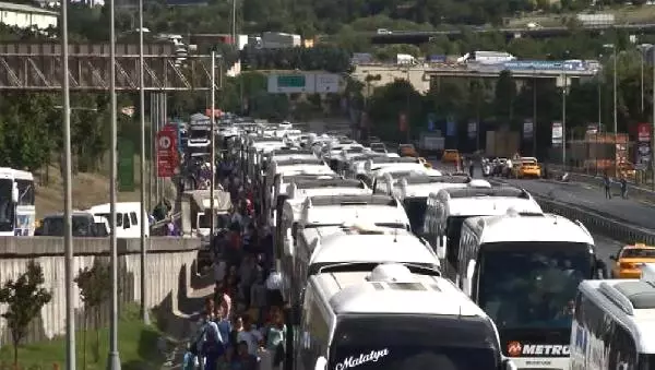 İstanbul'da Otogar Girişinde Kilometrelerce Kuyruk Oluştu