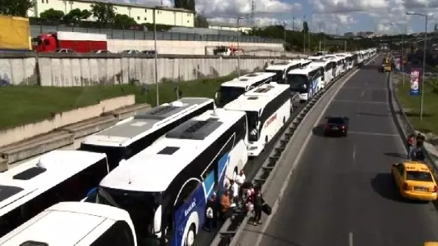 İstanbul'da Otogar Girişinde Kilometrelerce Kuyruk Oluştu