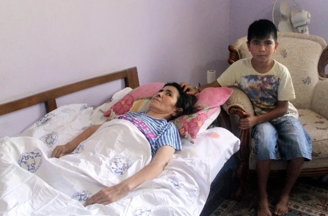 Yatalak Annesine Bakan 12 Yaşındaki Seçkin Yardım Bekliyor