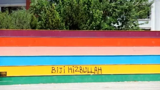 Diyarbakır'da 'LGBT' Rengine Boyandığı İddia Edilen Parkın Merdivenleri Yakıldı