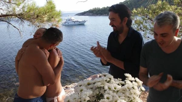 Denizden Çıkıp, Bikini ve Şortla Nikah Kıydırdılar