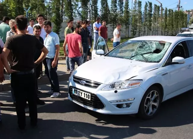 Yolun Karşısına Geçerken Otomobil Çarpan Gencin Kolu ve Bacağı Koptu