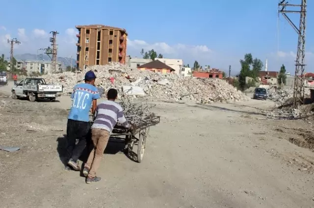 Yüksekova'daki Enkaz Yığınları Ekmek Kapısı Oldu