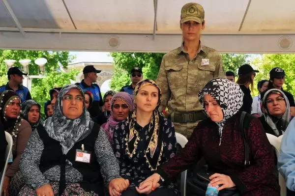 Şehit Ağabeyini Asker Selamıyla Uğurladı