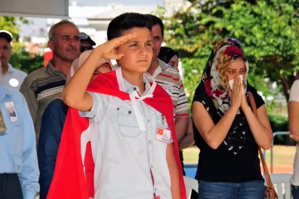 Şehit Ağabeyini Asker Selamıyla Uğurladı