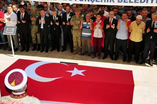 Şehit Ağabeyini Asker Selamıyla Uğurladı