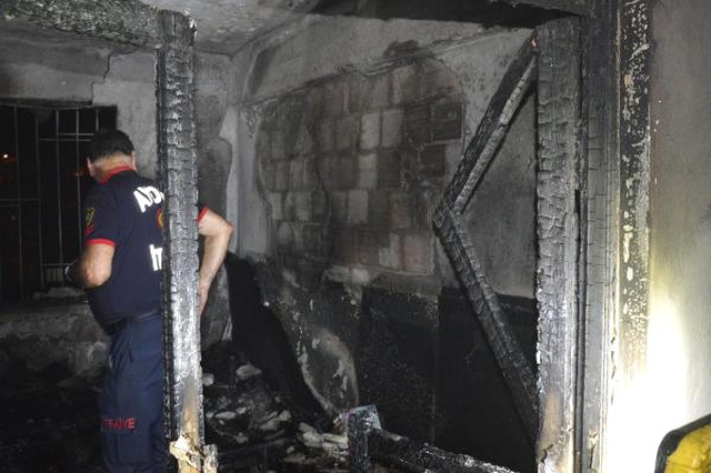 Yangında Mahsur Kalan Genç Çifti Komşuları Kurtardı