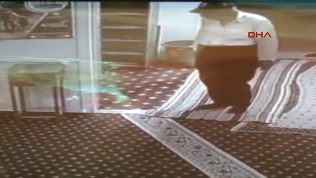60 Yaşlarındaki Hırsız Camiden Yardım Kutusunu Çaldı
